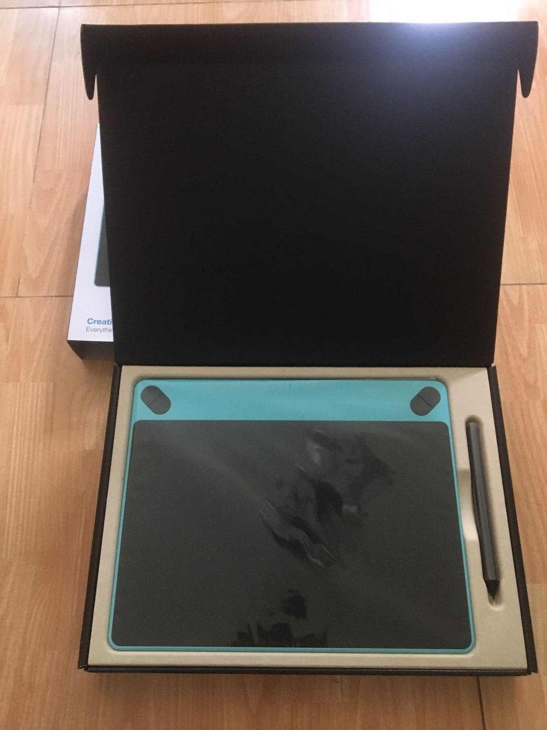 Sản phẩm chất lượng, shop nhiệt tình, đóng gói cẩn thận. Vỏ bút dùng bề mặt nhám nên đỡ mỏi tay hơn so với phiên bản cũ, mặt cảm ứng mượt, cảm giác gần như vẽ tay trực tiếp.