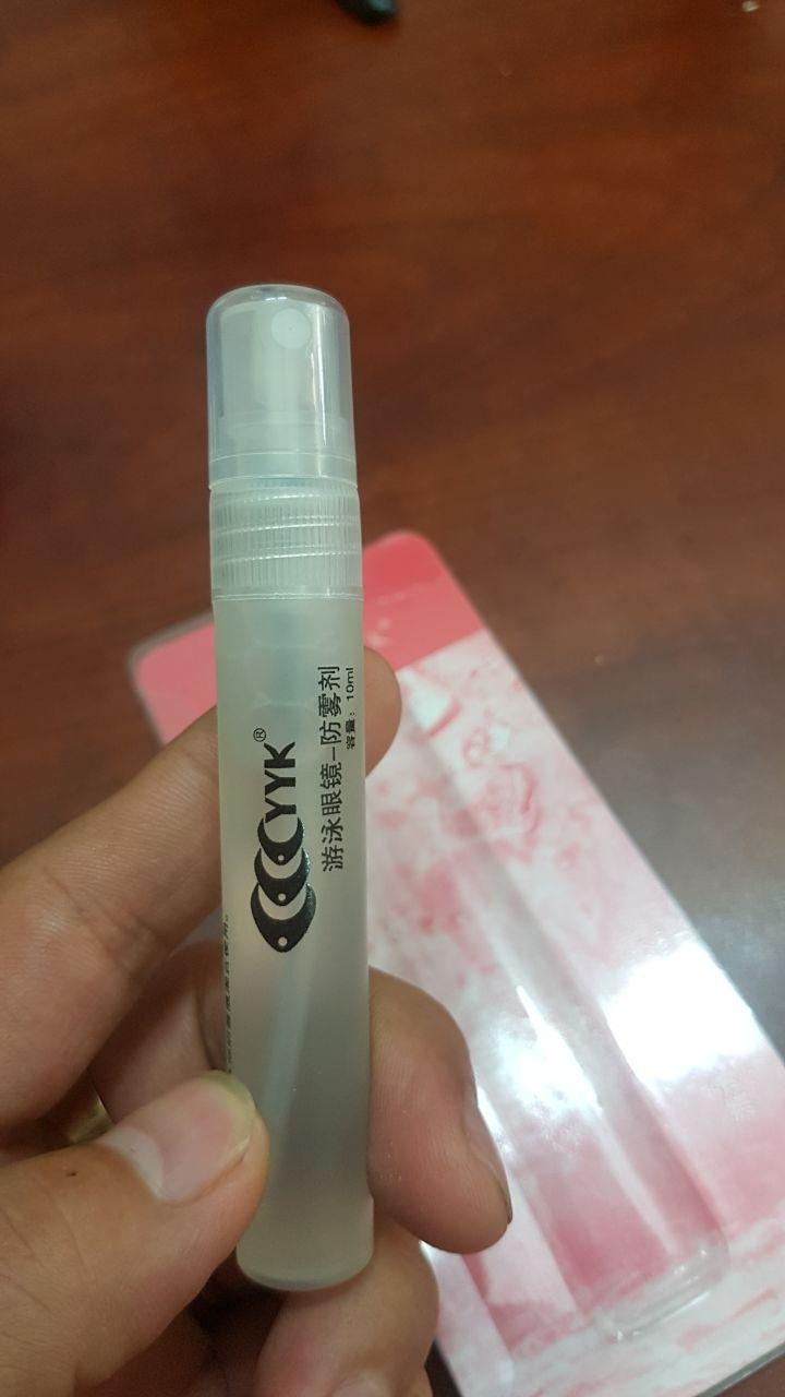 CÁI NÀY thấy anh em đi bơi khuyên dùng nên mua thử, thấy sử dụng ok , các bạn nên dùng xịt ít vào mặt kính thôi , để cho nó kho tự nhiên , làm trước khi bơi 2 tiếng cho nó khô hẳn là ok ,  xuống nước thì nhúng ướt và vẩy tí là được , dùng giảm sương mù rõ rệt , không cay mắt