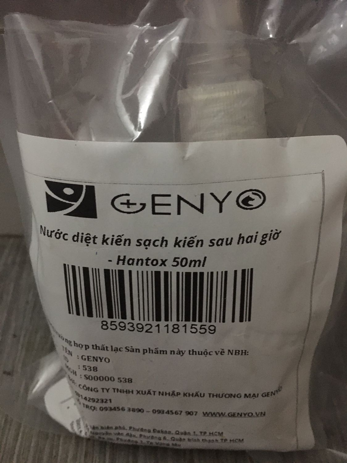 Không tin đc luôn, nhận hàng lúc chiều. Tối pha vào bình xịt thử. Chỉ xịt góc nhà thôi mà sáng ra hơn chục e gián lăn ra chết, còn e kiến thì mình nghĩ chắc chết cả tổ luôn rồi quá. Mình pha khá đặc vì nghĩ thuốc cũng nhẹ. *** thật. 50ml pha dc cho 5 lit lận.
Bình xịt bình thường phải nhìn tận mặt mấy e này mà xịt. Còn cái loại này chả cần. Xịt vào góc nào đo, mấy e đi qua tự chết. @@.
Mình  đọc comment thấy bảo mua của nhà này, nên chọn mua. Các nhà bán khác mình ko rõ sản phẩn có chất vậy ko thì ko biết nha.