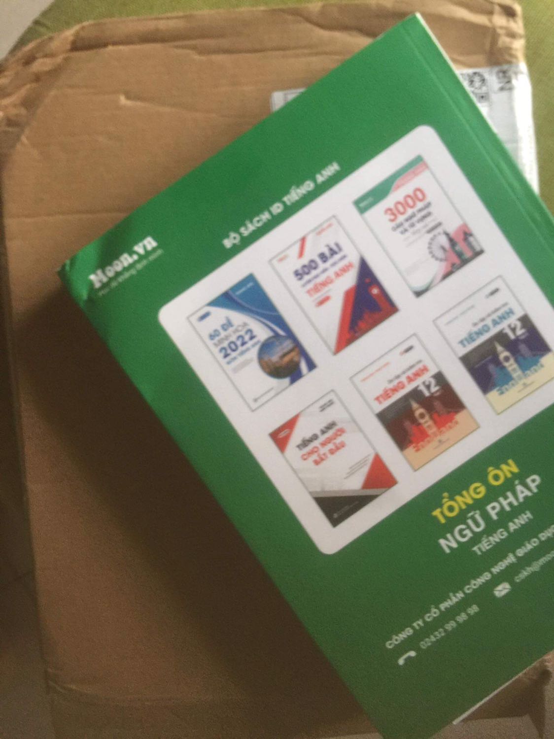 Chờ mòn mỏi mà quyển sách giao đến cong, gãy tùm lum buồn ghê luôn. Không có bọc bong bóng cho sách gì hết luôn.
Mà sách dày, bài tập rất nhiều làm đã tay luôn nha. Trình bày đơn giản, dễ hiểu nè. Chưa học mà thấy mọi người khen quyển này nhiều quá nên mua, mong là mình sẽ đủ quyết tâm làm xong quyển này. ❤️