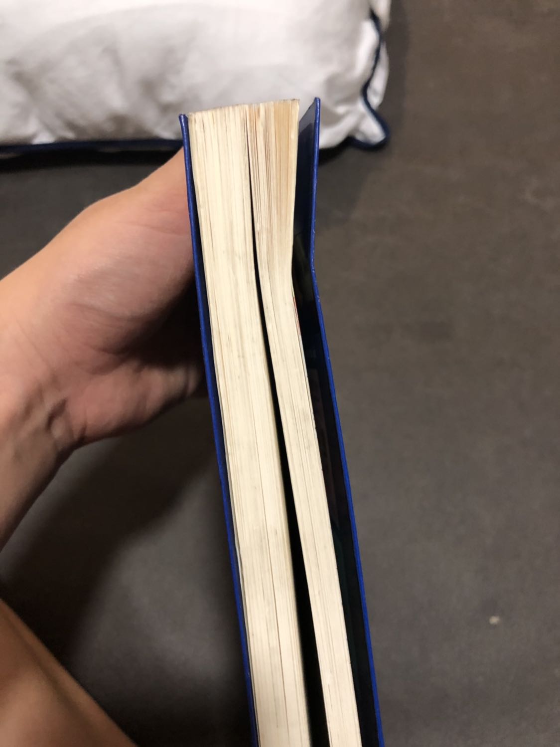 Mua sách mới mà giao cái bìa không thể chấp nhận nổi, quá cũ. Sách mới đọc rồi cũng ko thể cũ như vậy nữa. Sách bị gãy gập. Đề nghị đổi sách mới giùm.