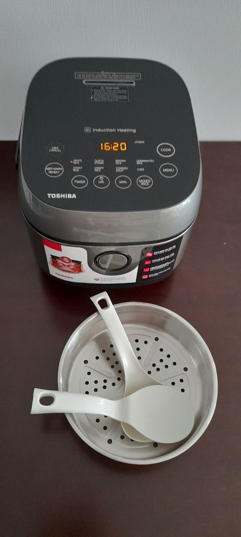 đặt hàng tối hôm trước, mãi hơn 12h trưa hôm sau mới giao sao gọi là nhanh.
shipper tới nơi, gọi, tôi bảo hãy chờ tôi 7 phút tôi đi thang máy xuống. thử hỏi tiki giao hàng trễ, thì việc  tới chờ khách 5 phút hay 7 phút là bình  thường. shipper bảo lẹ lẹ lên trời mưa. shipper đi giao hàng chuyện mưa gió là bình thường. tôi nói chờ 7 phút, xuống sảnh shipper đi mất. tôi nóng quá nói anh có bị khùng không? shipper vinh vào đó nói tôi chửi, tỏ thái độ. cái nồi giá trị trên 3 triệu, mà shipper quá tệ. tôi thanh toán xong, shipper nán lại noi xấu tôi với lao công và bảo vệ trong tòa nhà. shipper sẵn sàng không chờ nỗi 7 phút để khách xuống nhận hàng, nhưng ở lại để nói xấu và cãi tay đôi với khách. tiki hãy xem lại tôi đặt bao nhiêu đơn hàng, nhưng shipper này làm tôi quá nãn. chưa kể hôm nay 8/5 tôi còn 1 đơn giao nhanh bảo giao trước 3h chiều, thì hệ thống ghi nhận 2:53pm giao lần 1 không thành công? giao hồi nào sao tôi ko biết, hay chính  người shipper này cố tình thoái thác. nếu thế thì hãy hủy đơn, chứ đừng để tôi chờ hay tôi phải trả phi cho dịch vụ giao nhanh  được.