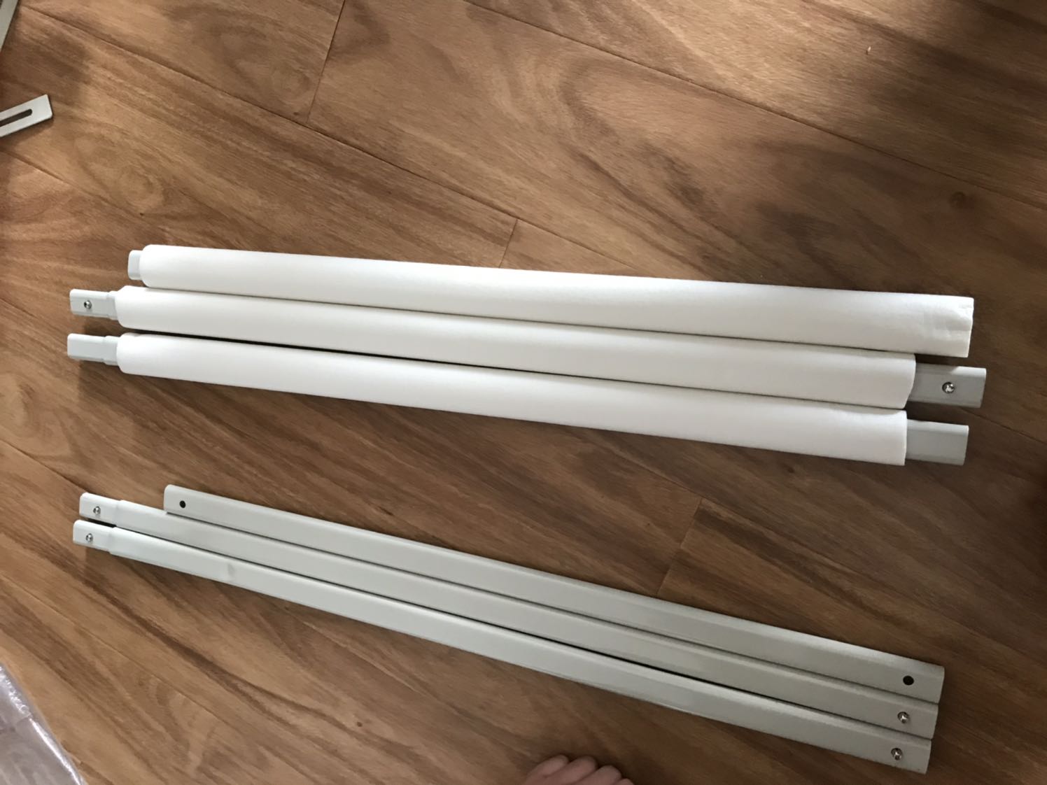 Mình mua 3 thanh trong đó có 1 thanh bị lỗi như hình. Mong shop đổi lại cho mình, mình có chat với shop mà không ai trả lời