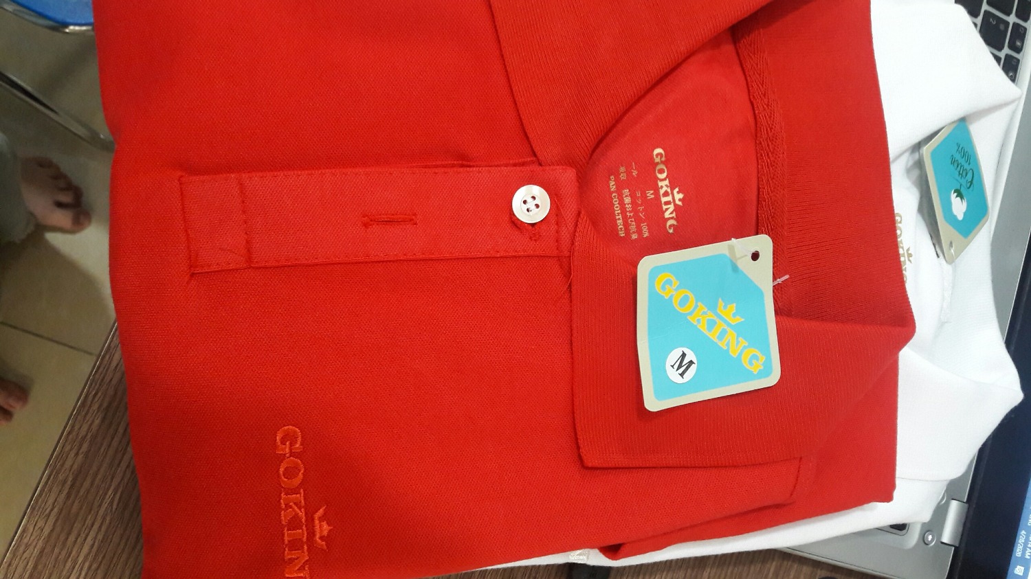 Áo polo vải da cá dày vừa phải, đường may đẹp, phần cổ may đẹp, cổ áo là thun xịn, dày nên đứng dáng lắm, chứ goking thêu trên áo tiệp với màu nên nhìn cũng đỡn sến, giao hàng nhanh chóng