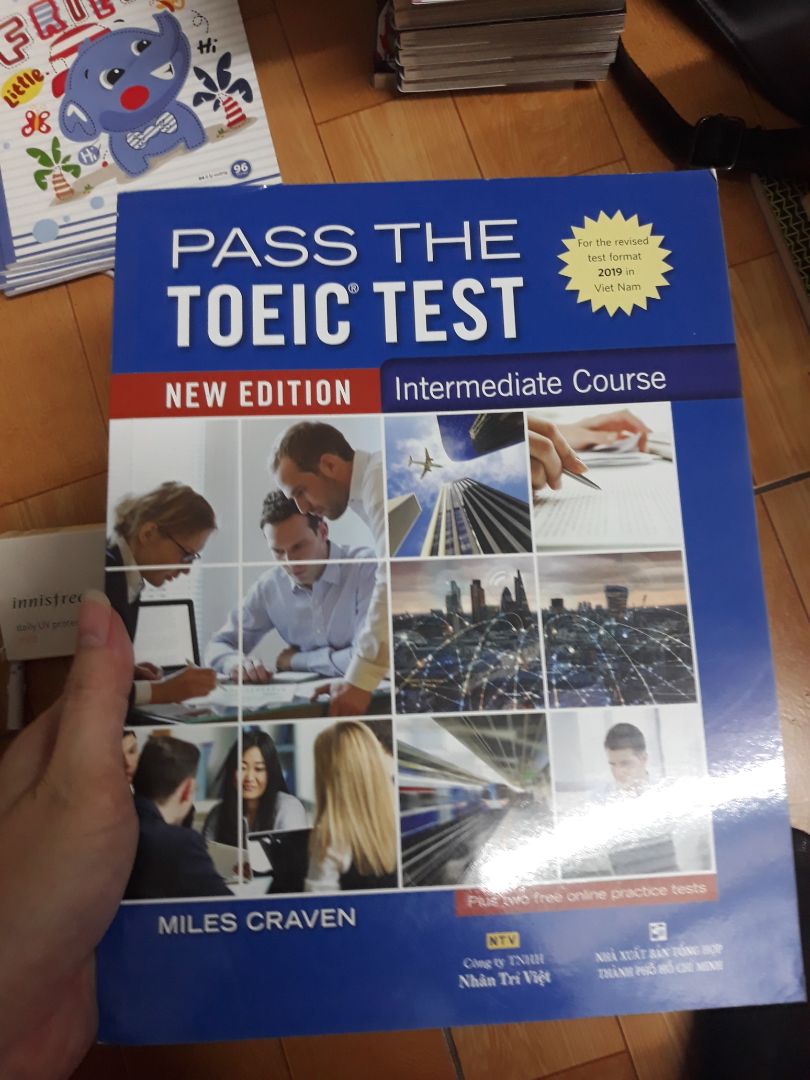 Sách 400 trang, rất dày, mình mua sale 91% nên còn 30k cho quyển này thôi, cuối sách có đáp án để kiểm tra. Sách mới ra gần đây, chất giấy như giấy photo.
Nói chung nếu với 30k cho quyển này thì cũng hời rồi.