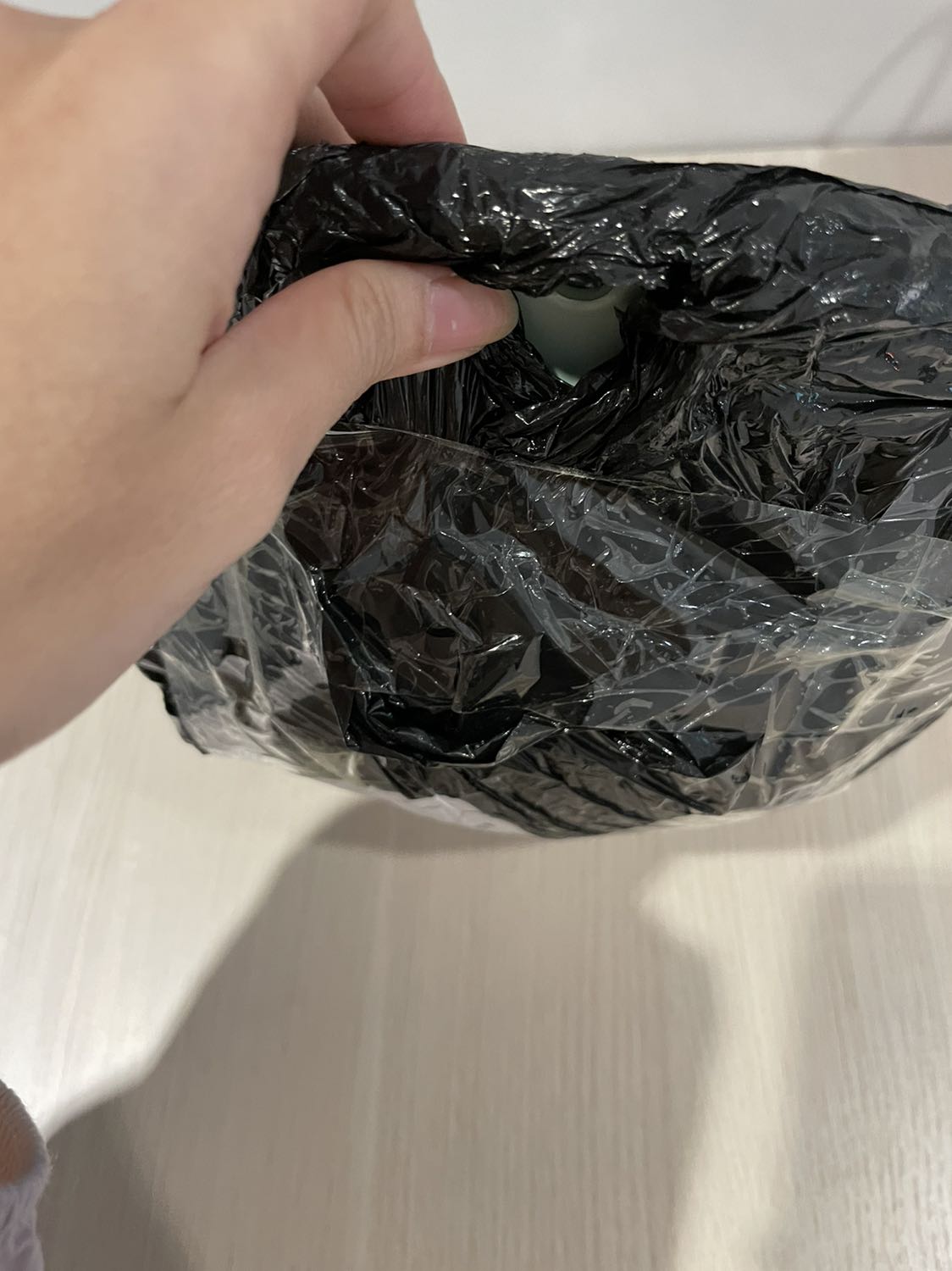 Mình mua màu Hồng, shop giao màu xanh. Trong khi mình đã chat dặn shop ship hồng. Shop bảo mình note shop sẽ giao đúng vì trên chỗ chọn sp k có Hồng. Yêu cầu shop xử lý giúp mình. Mình đã mua giá cao hơn shop khác để đc màu Hồng mà shop lại k ship đúng.