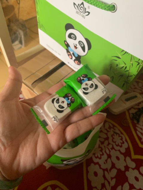 Giao hàng nhanh chóng, đóng gói cẩn thận, sản phẩm đính kèm một túi giấy nhỏ nhắn khá xinh. Chưa sử dụng nên không biết chất lượng như thế nào, sẽ đánh giá về chất lượng sau. Đã mua 2 lần, lần sau có giá khuyến mãi rẻ hơn 1/2