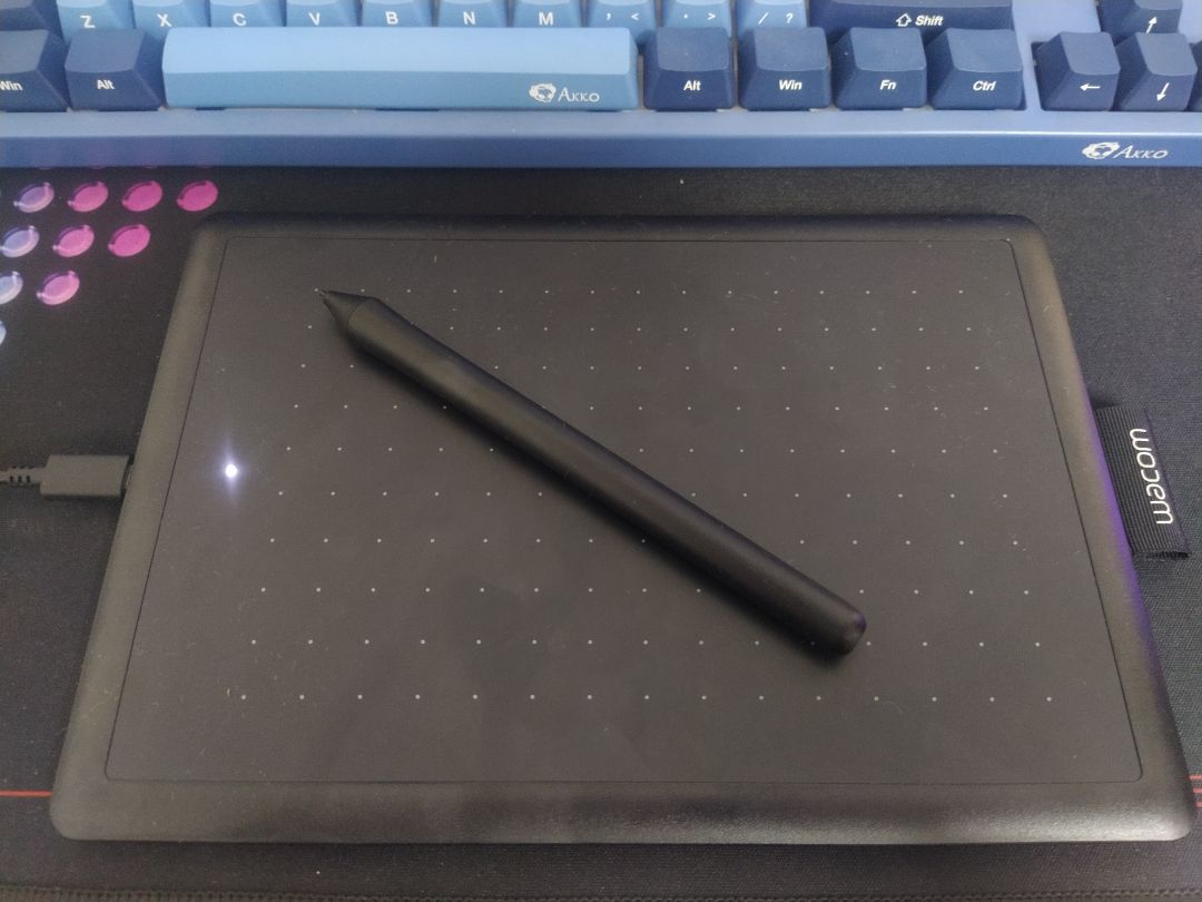 Dùng để học vẽ hay chơi osu đều ổn. Cáp USB dài 1 mét hơi ngắn cho người dùng PC. Ngòi bút mòn khá nhanh sau 1 tuần sử dụng nhưng có cho sẵn 3 cái để thay.