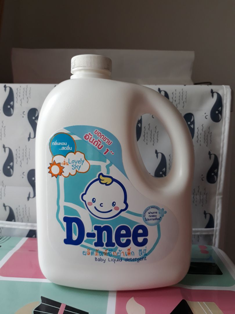 Bình thiết kế kiểu có vòi giống thế này chỉ thích hợp với dầu gội hoặc sữa tắm. Tìm mãi mới kiếm được cái nắp khác thay thế. Mùi giống phấn rôm trẻ em, khá nồng, sau khi giặt thì đỡ nồng hơn. Cá nhân mình thấy mùi xanh lá là thơm nhất. Bình thiết kế kiểu có vòi giống thế này chỉ thích hợp với dầu gội hoặc sữa tắm. Tìm mãi mới kiếm được cái nắp khác thay thế. Mùi giống phấn rôm trẻ em, khá nồng, sau khi giặt thì đỡ nồng hơn. Cá nhân mình thấy mùi xanh lá là thơm nhất.