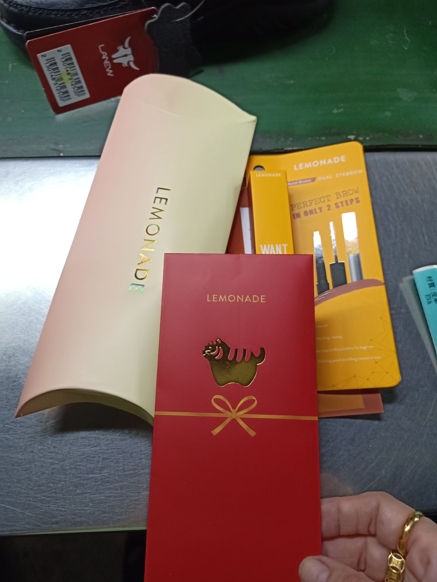 rất hài lòng và cam ơn shop mua hàng còn được lì xì, gói hàng rất đẹp có thư cảm ơn nữa, mãi ủng hộ shop