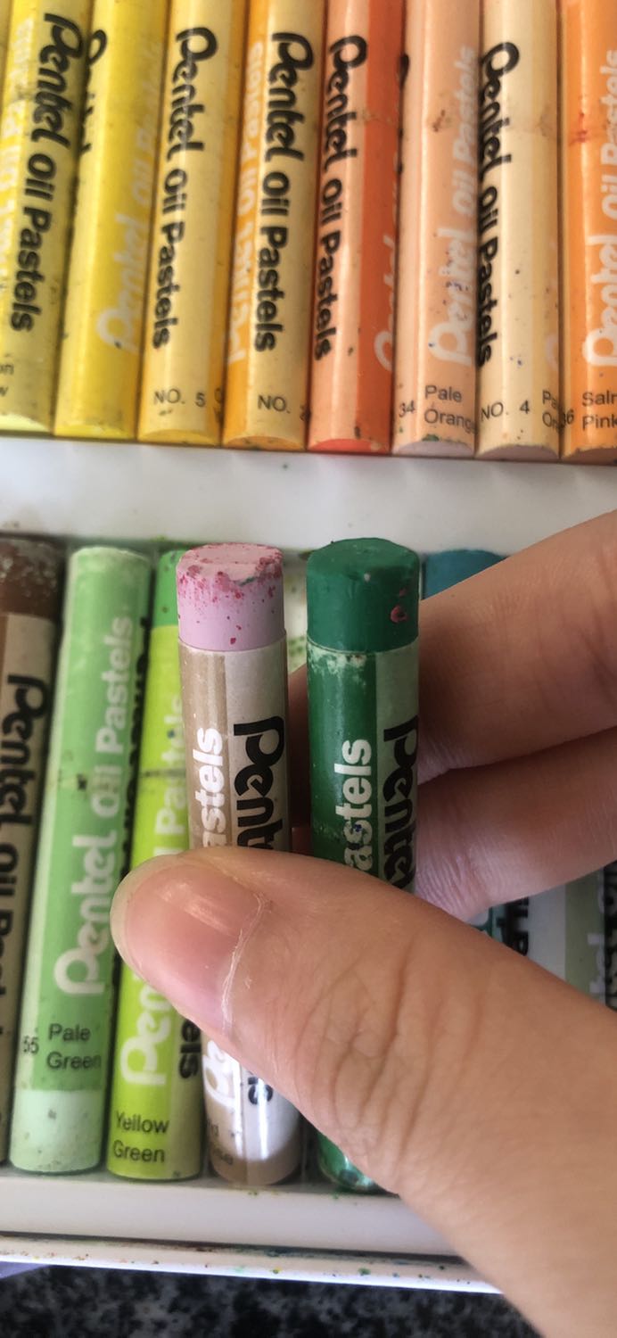 Sản phẩm có nhiều lỗi để khiến mình đánh giá rằng đây không phải là sản phẩm chính hãng hoặc chưa qua sử dụng
1. Thiếu 1 màu trong bộ.
2. Màu tèm lem rất bẩn ra bao bì trắng, màu không được xếp theo đúng thứ tự đầu trên dưới.
3. Có những màu ngắn hơn hẳn, đầu có vết như đã được sử dụng. 

Mong Tiki xem xét lại nhà bán. 
Các bạn khách khác cân nhắc kỹ trước khi mua.