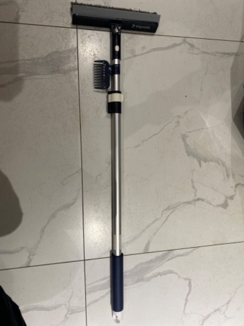 Đầu chổi hơi loe khi chưa qua sử dụng.
Khớp quay đầu chổi không được mượt.