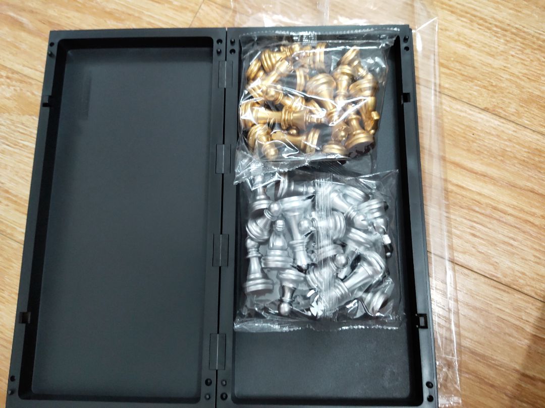 Đóng gói cẩn thận, hàng chất lượng, quân cờ nhẹ, nhưng chắc chắn. Tốt, refer nên mua