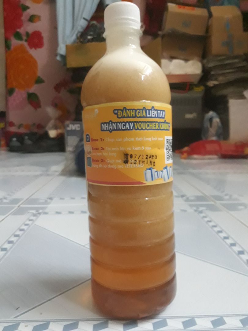 Hôm qua thấy mật ong của TETE sale hơn 50% nên mua về dùng thử. Chai nhựa bị méo nên bị nghiêng về phía trước.
Mật ong rừng hay nuôi thì mình không biết nhưng khi mua về mình thử thì ngọt gắt và có lớp bọt phía bên trên chai. Sau hơn 2 tiếng thì chai mật ong lên bọt nhiều, mở nắp ra lần 2 thì trào ra ngoài như bọt bia nhưng lại không tan hết. Mình không hề lắc hay tác động mạnh đến chai gì cả. Chả hiểu lý do sao chai mật ong bị nữa.
Nói chung là thất vọng với sản phẩm này!