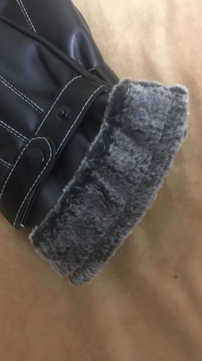 Găng tay da mềm mại, lớp lót lông đeo vào rất ấm và êm tay nữa, không có cảm giác thôi bởi da. Đeo rất mềm mại và dễ chịu. Cảm ứng điện thoại ngon lành. Nói chung so với tầm giá thì đánh giá 5 sao ủng hộ shop luôn.