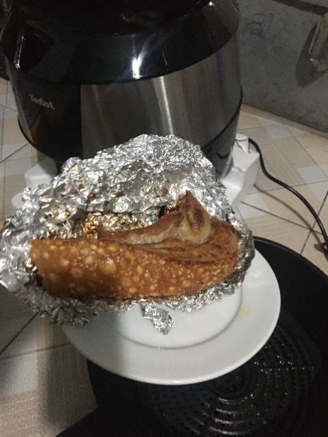 Nồi cứng cáp, dung tích lớn, có thể chiên được 1 con gà. Nồi được giao nhanh (khoảng 1 ngày), bọc chống va đập cẩn thận, quà tặng kèm được giao sau đó vài ngày. Bảo hành cũng đơn giản, chỉ cần quét QR hoặc đăng nhập trên web là có thể đăng ký bảo hành online được.
Lần đầu khi dùng máy sẽ có mùi nhựa. Mình đã tham khảo hướng dẫn trên web để khử mùi nhựa bằng cafe sữa và khá hiệu quả. Từ lần sau đó, khi chiên nướng sẽ không còn mùi nhựa nữa.
Mình chọn Tefal vì lớp chống dính hiệu quả và nhiệt độ nướng cao, tiết kiệm thời gian. Tuy nhiên, khi nướng vẫn phải lật mặt và lúc nướng sẽ có tiếng hơi ồn xíu, nhưng không phải vấn đề lớn. Mình đã thử vài món và thành công bước đầu. Dù là nồi điện tử nhưng bố mẹ mình tuy lớn tuổi cũng không gặp khó khăn mấy trong quá trình sử dụng.
Nhìn chung, mình khá hài lòng với nồi chiên này của Tefal