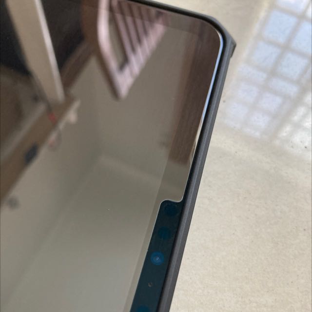 Miếng dán bo 2.5d rất đẹp, chừa mép mỗi cạnh tầm 1mm nên không lo bị cấn ốp. Khi dán mọi người cẩn thận đeo khẩu trang và đội nói để tránh bụi hay tóc rơi xuống màn hình lấy ra mệt lắm 😂😂… Dịch vụ giao hàng của Tiki quá tuyệt vời, nhanh và chu đáo