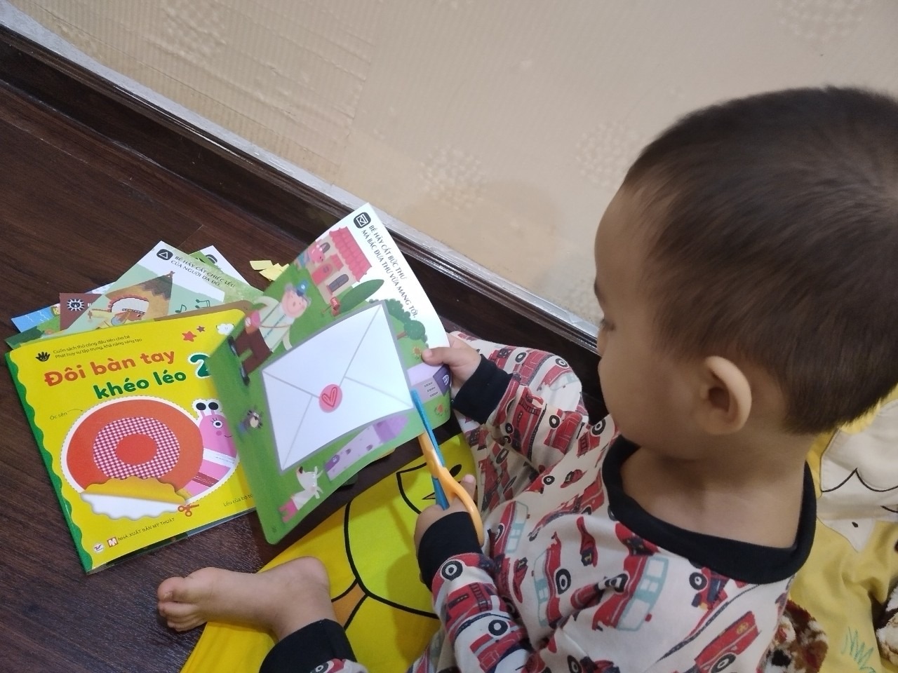 mua  hẳn1 combo, chơi đã luôn , sách rất tuyệt. Nên mua cho con vừa chơi vừa học