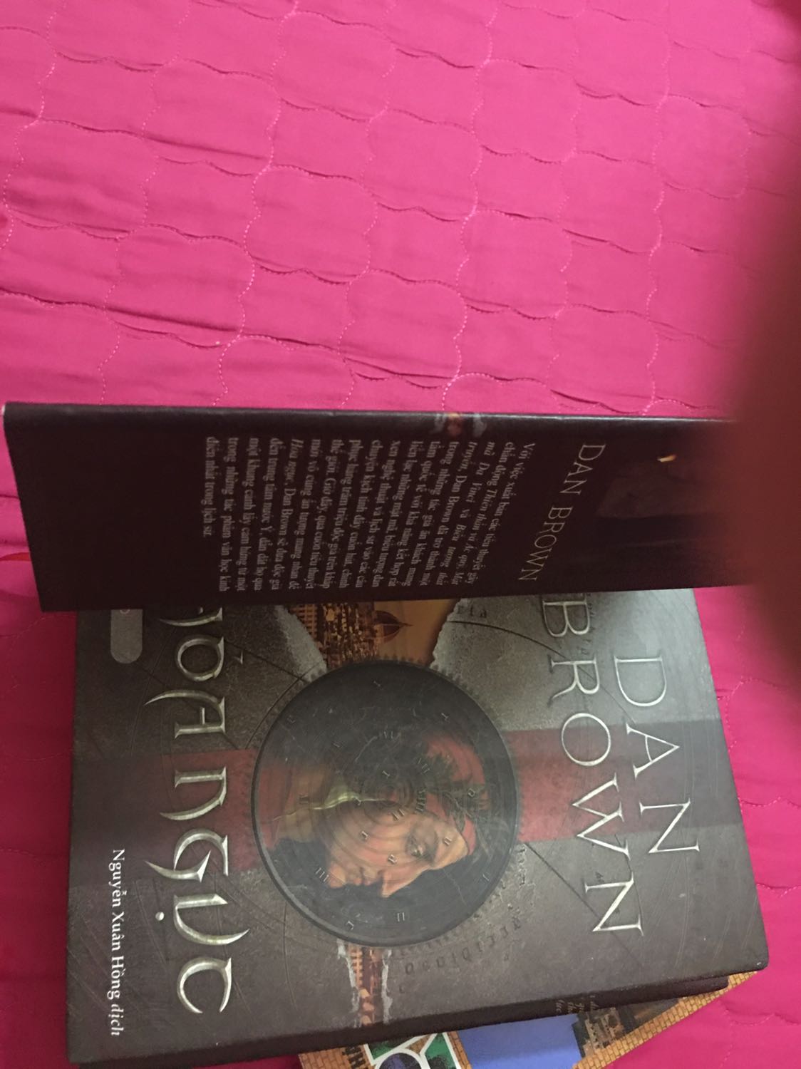 Chất lượng giấy tốt, tuy nhiên cách đóng gói của Tiki quá cẩu thả, ko có bọc chống sốc nên sách bị móp 1 chút, rách áo bì ngoài 1 chút