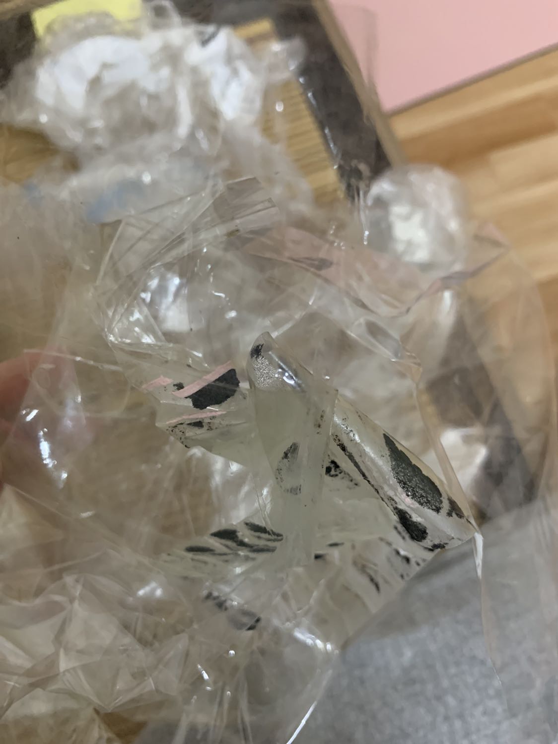 Sản phẩm thì ổn nhưng mà gói hàng ẩu quá. Shop dán trực tiếp băng dính vào mép thảm lúc bóc ra mất 1 miếng luôn