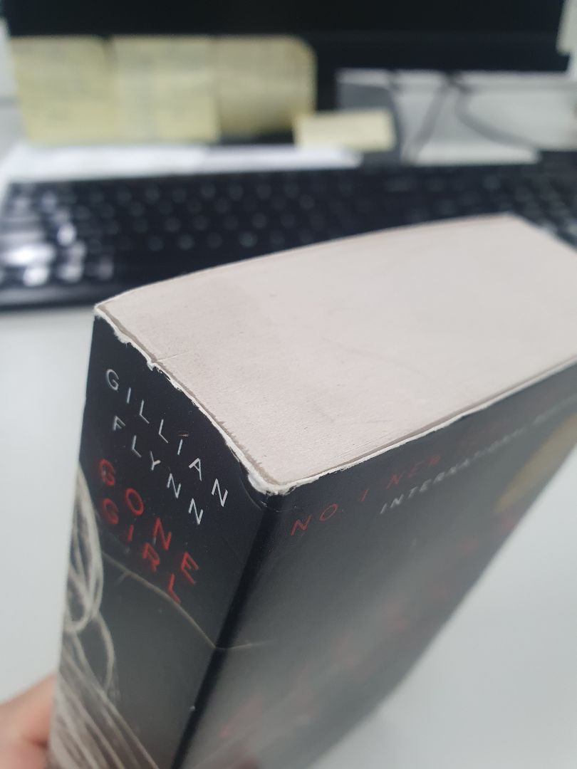 sách khá bụi và bị trầy xước nhiều. mình nghĩ tiki nên cải thiện cách bảo quản sách. mình mua vài cuốn nhưng đều bị dính bụi nhiều