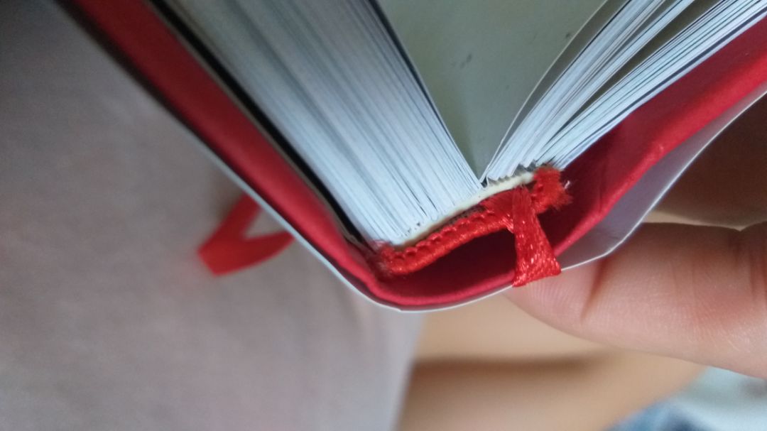 lúc đọc đánh giá thấy mng nói bị bung gáy sách dữ lắm, dính keo, cũng sợ mua nhưng sách nhận về có vẻ khá chắc, chưa bung nhiều. May quá!
Sau khi đọc vài ngày thì cũng bung rồi, đọc tới đâu bung keo ở phía trên tới đó, nhìn thấy rõ những trang đã đọc nó bị lệch đi so vs trang chưa đọc luôn, ai kỹ dữ lắm mới ko bị banh chành thôi. Thôi có lẽ là đặc thù nó vậy rồi nên đành chịu thôi, nhưng mong nxb trẻ hãy trau dồi thay đổi khả năng in ấn của mình thêm nha, 1 nxb lớn của đất nước mà làm ăn kỳ cục quá