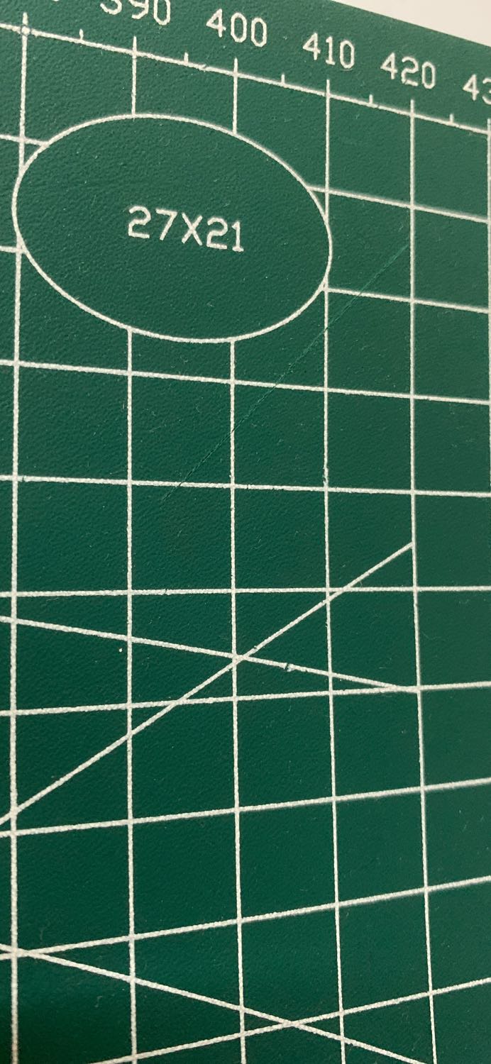 Hàng đẹp, nhưng dùng để kê, hoặc cắt giấy mỏng, vì bề mặt bằng nhựa, dễ bị rách khi cắt mạnh tay....