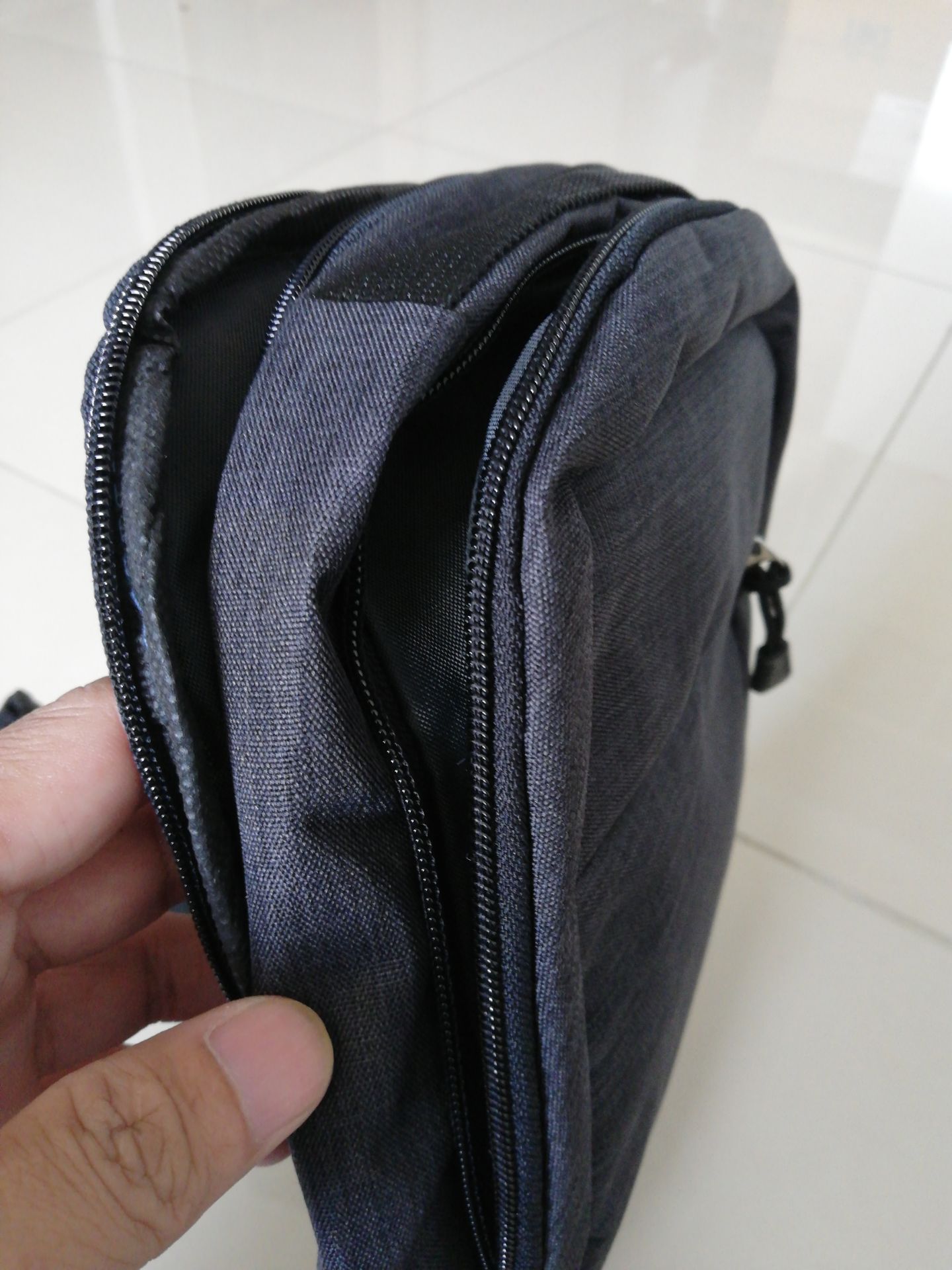 đăng giá lên tiki 246k rồi ghi giảm giá 89k. lúc gọi hỏi sao chất lượng rẻ tiền vậy thì nhân viên trả lời:" hàng tầm 100k thì chất lượng thế thôi". vậy khác gì *** người mua. tất nhiên người mua hàng thì ai cũng phải tìm hàng sale thì mới mua, như ở các trang amazon hàng sale cực rẻ nhưng chất lượng luôn là hàng chính hãng xin. Shop có hỗ trợ đổi hàng ko? mình chọn kiểu này to để vừa iPad, nhưng chất lượng ko tốt nên muốn đổi. cám ơn