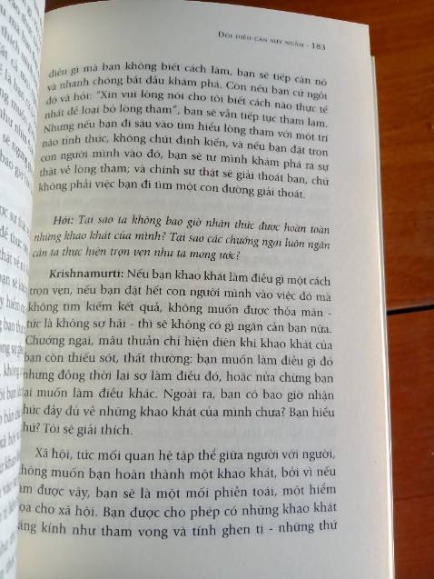Ai thích tác giả thì cứ mua nha, bảo đảm không làm bạn thất vọng đâu, mình chụp thử mấy trang để các bạn tham khảo nha.