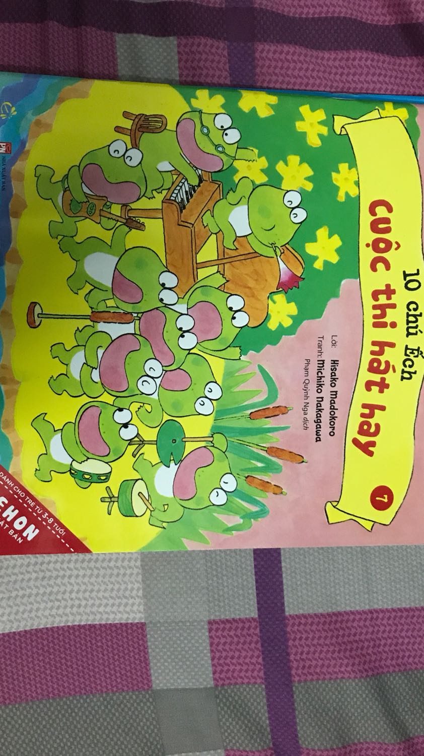 Bộ sách này bé nhà mình rất thích, còn muốn ôm đi ngủ. Mầu sắc, hình ảnh tươi sáng, rõ nét, nội dung thú vị.