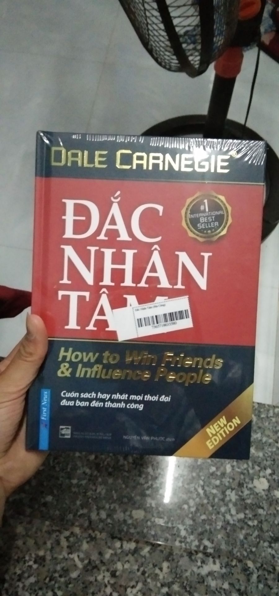 lần đầu tiên đặc hàng trên Tiki e rất hài lòng về sách của shop gói hàng rất cẩn thận phục vụ rất tốt ko bị trầy hoạt xước giấy bìa rất cứng với lại bên trong sách sạch và thơm nửa ko có bị j cả giao hàng rất nhanh a giao hàng củg rất nhiệt tình vì vậy e sẻ cho shop 5 sao và sẻ ủng hộ shop tiếp