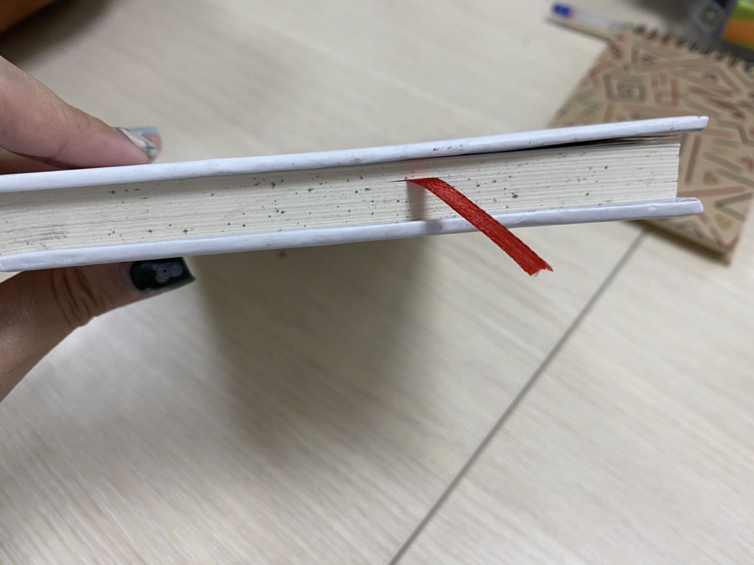 Chưa bàn đến nội dung, nhưng mua sách mới mà tiki giao đến sách cũ và nhìn rất dơ, bụi đen, sờ vào nhám tay và phía dưới còn li ti chấm đen nhìn rất bẩn và phản cảm. Không hiểu sao tiki có thể giao sản phẩm như vậy đến khách hàng được. Thật sự thất vọng.