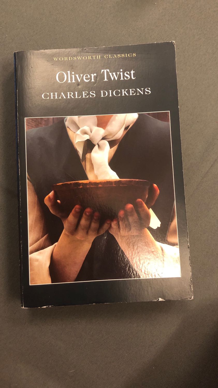 Mình đọc được một nửa rồi nên lúc chụp, nhìn sách hơi cũ:))) lúc mới về sách đẹp lắm nhé, tuy nhiên hơi khó đọc nếu bạn không quen đọc các tác phẩm classic bằng tiếng Anh. Bạn nào học ngon B2 chưa chắc hiểu hết nội dung. Ngôn từ và cách hành văn cổ sẽ phù hợp với những bạn yêu văn học cổ điển, hơn là những bạn mua về để học tiếng.