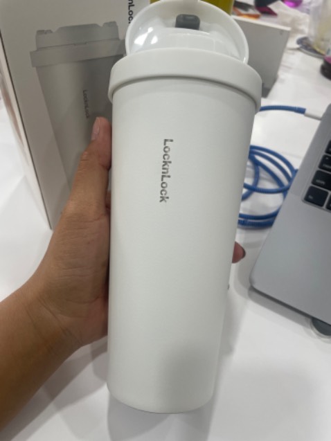 Tiki giao hàng siêu nhanh. Tối khuya đặt hàng, chiều hôm sau đã nhận được. 
Đúng mẫu, đúng màu. 
Tuy nhiên phần nắm gài ko đc chắc chắn, phải ấn mạnh tay mới vào và rất nhạy, đụng nhẹ nút thôi là bung nắp bật ra rồi. 
Không biết các bình khác có bị trải nghiệm tương tự ko?
Mình đã mua 1 bình thế này từ Katinat nhưng rất chắc chắn và êm tay.