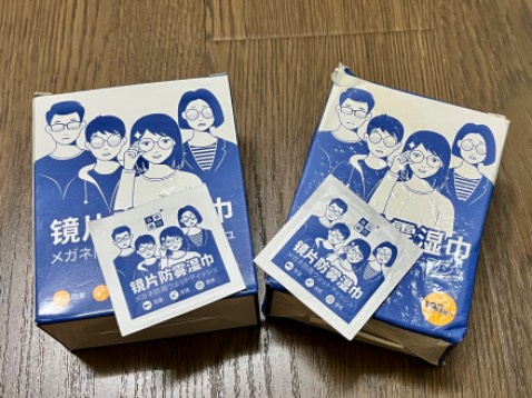 Tôi đặt 2 hộp thì hàng nhận được là 1 hộp nguyên vẹn, 1 hộp đã bị hỏng hoàn toàn (hộp và túi thấm nước phồng lên như hình, giấy trong túi nhỏ đã khô không sử dụng được nữa), rõ ràng là hàng cũ/ đã hỏng từ trước khi đóng gói vì hộp còn lại không sao nhưng vẫn cố tính đóng hàng gửi cho khách.