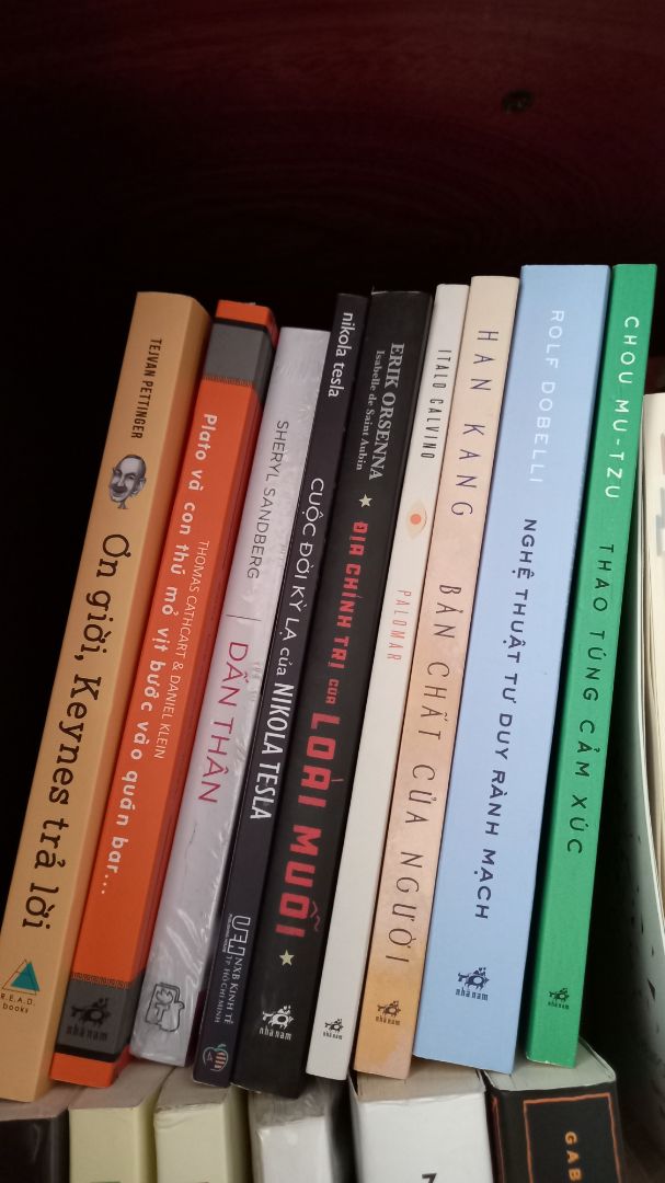 mua đợt dọn kho cuối năm của Nhã Nam giá sale tốt, nhưng giao hàng lâu. vận chuyển đến mình hộp bị móp méo, sách còn nguyên. một số ít gáy sách hơi bong nhẹ