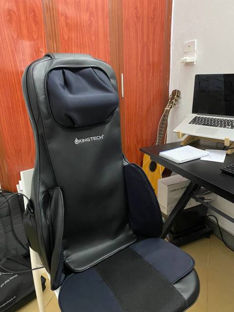 Hộp to và nặng lúc ship gọi ra bê tưởng nhầm. Đệm êm đặt vừa vặn ghế, dây cắm ổ điện không quá dài và to nên đặt một chỗ cố định và gần ổ để tránh đứt dây. Lúc massage thì không chê được, thoải mái lắm nhé. Lúc massage nên thay đổi các chế độ massage khác nhau vừa đỡ chán, vừa giúp hiệu quả massage tốt hơn.
