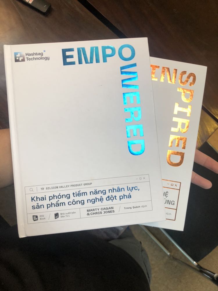 Vừa đọc xong cuốn Inspire thì cuốn này ra mắt thế là ham hố mua luôn mặc dù mình là dân dev. Dù chỉ mới quản lý team nhỏ, cũng không biết gì nhiều về quản trị con ng nhưng sau khi đọc mình học được về cách trainning cho team, tư duy trao quyền và chuyển đổi. Đọc xong mình còn giới thiệu cho sếp mình nữa haha. Empowered dịch tốt hơn Inspired, nội dung inspired hay nhưng dịch chưa sát. Đánh giá cao nxb ở khoản lắng nghe feedback của người đọc nhé