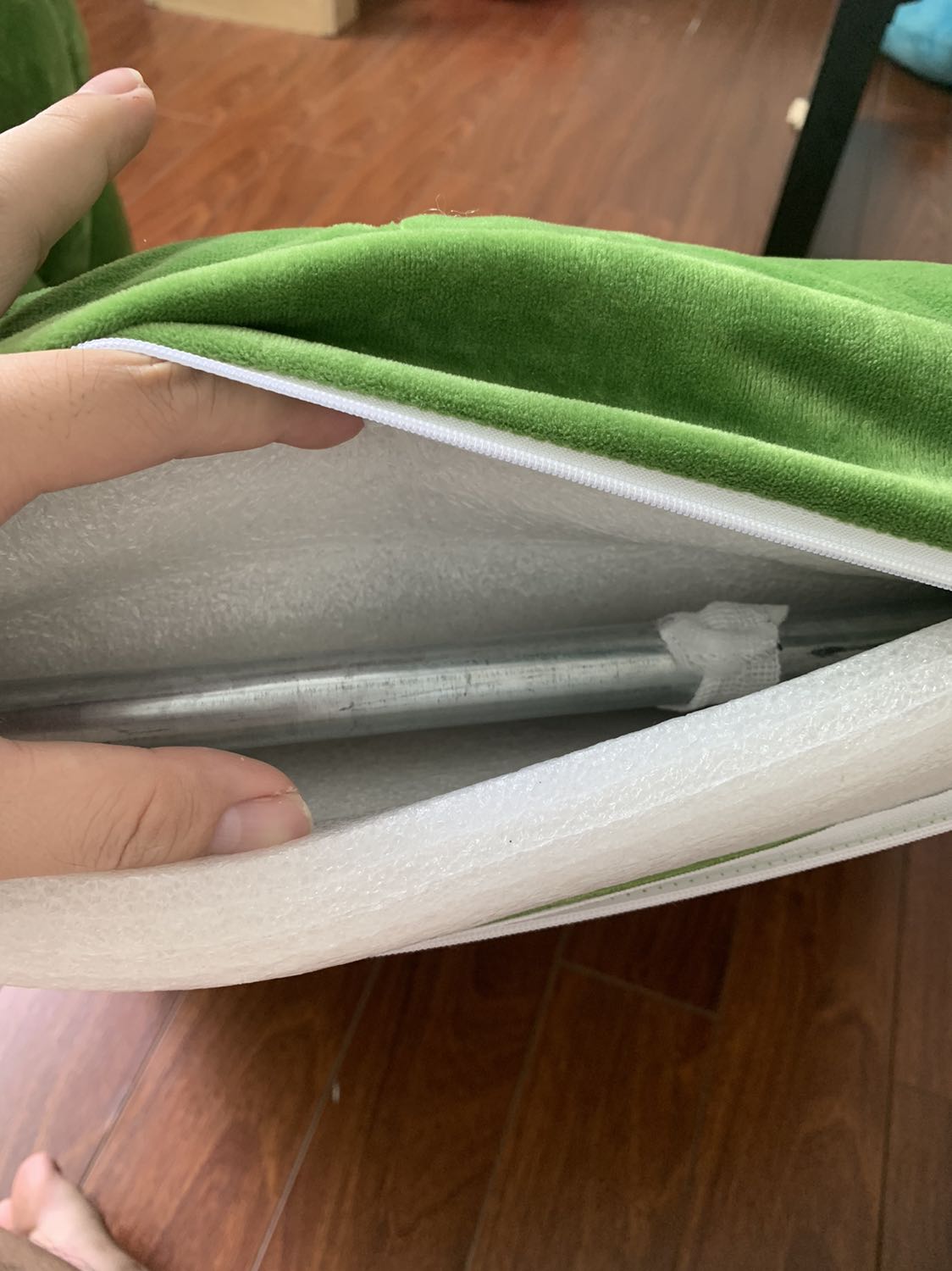 Ghế siêu mỏng ko êm, ngồi cấn mấy thanh sắt phía trong, ngôi lâu rất nóng, tuy báo 5 cấp độ nhưng minh chỉnh tới chinh lui chỉ thấy 1 cấp độ và khó chỉnh cảm giác không an toàn