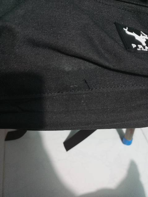 Balo khi mở hàng có mùi hôi và rất nồng
Có rất nhiều chỗ chỉ bị đứt