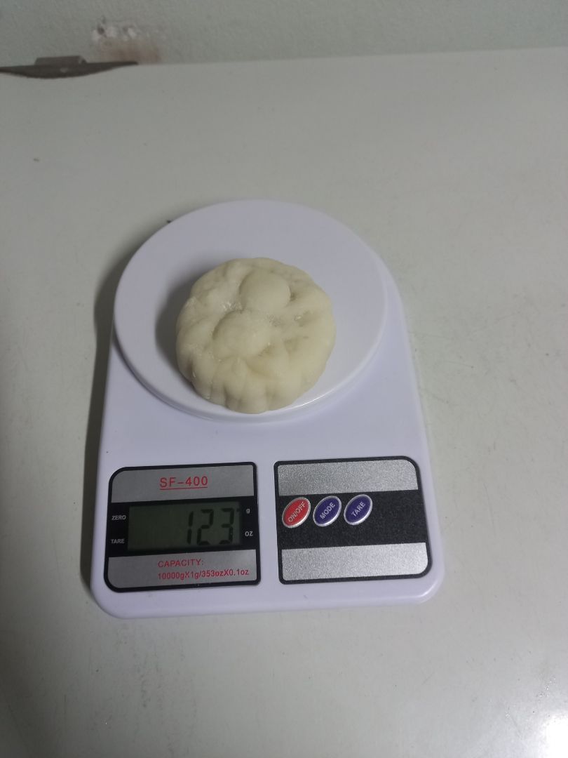 Mình chờ rất lâu hàng mới về do dịch. Nhưng mà mở hàng ra thì thất vọng tràn trề luôn. Mặt cân bị tách ra, thấy được  dây nhợ bên trong, cân thì đương nhiên không chính xác rồi. Cùng một cái bánh trung thu nhưng lúc cân tầm 80g, lúc lên cả lạng🥲🥲 Mong Tiki có thể xử lý việc này