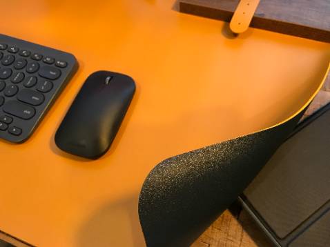 Sản phẩm có 2 màu 2 mặt nên thích hợp thay đổi theo sở thích hoặc tái sử dụng 1 mặt khi mặt kia bị hư, chất lượng bề mặt tốt, sử dụng chuột quang rất nhạy. Tiki giao hàng nhanh và đúng hẹn. Sản phẩm khuyên dùng.