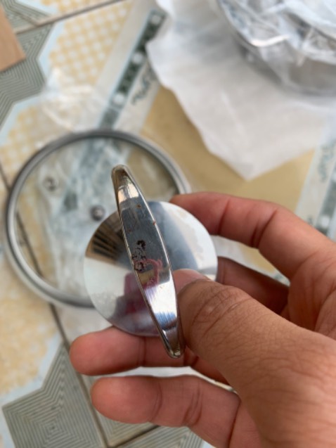 Lúc đóng hàng shop ko kiểm tra hàng trước khi giao à ?
Nắm nồi nhỏ bị gỉ sắt giăm. 3 sao
Rửa rồi vẫn còn gỉ. Chán