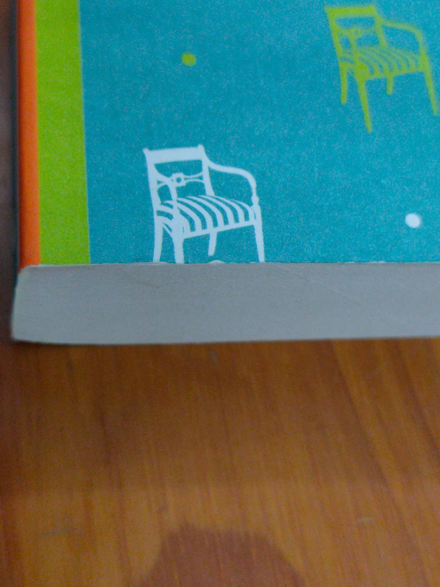 Mình mua vì bìa đẹp và khá hài lòng với quyển Price and Prejudice của Penguin English Library, nhưng quyển Emma này thì fail hẳn. Gáy đóng bị lệch nên phần màu xanh lá mạ không đều hai bên sách, rìa có vài điểm bị tưa nhẹ, và đặc biệt là chữ in bị nhòe mờ và lem, khi đọc cảm giác bị loạn thị, nếu đọc lâu có thể bị đau đầu. Các lỗi này không thể trách Fahasa được, buồn vì mình thiếu may mắn thôi.