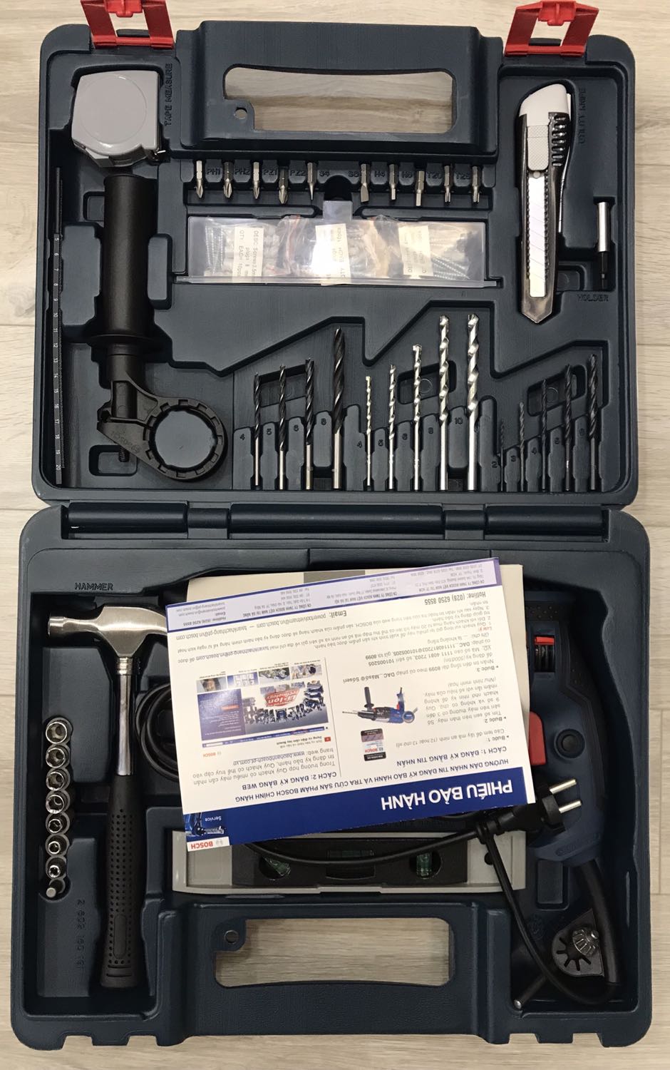 1) Tikinow: giao hàng nhanh, nhân viên thân thiện.
2) Tổng quan: đóng gói cẩn thận, chất lượng nhựa tốt, cảm quan sản phẩm tốt. Độ bền chưa đánh giá được do chưa dùng nhiều.
3) Máy khoan Bosch GSB 13RE: cầm đầm tay, không quá nặng. Máy chạy êm.
4) Bộ phụ kiện: đầy đủ, phù hợp nhu cầu cá nhân.
5) Giá tiền: mua lúc khuyến mãi (1550k), tương xứng với chất lượng.