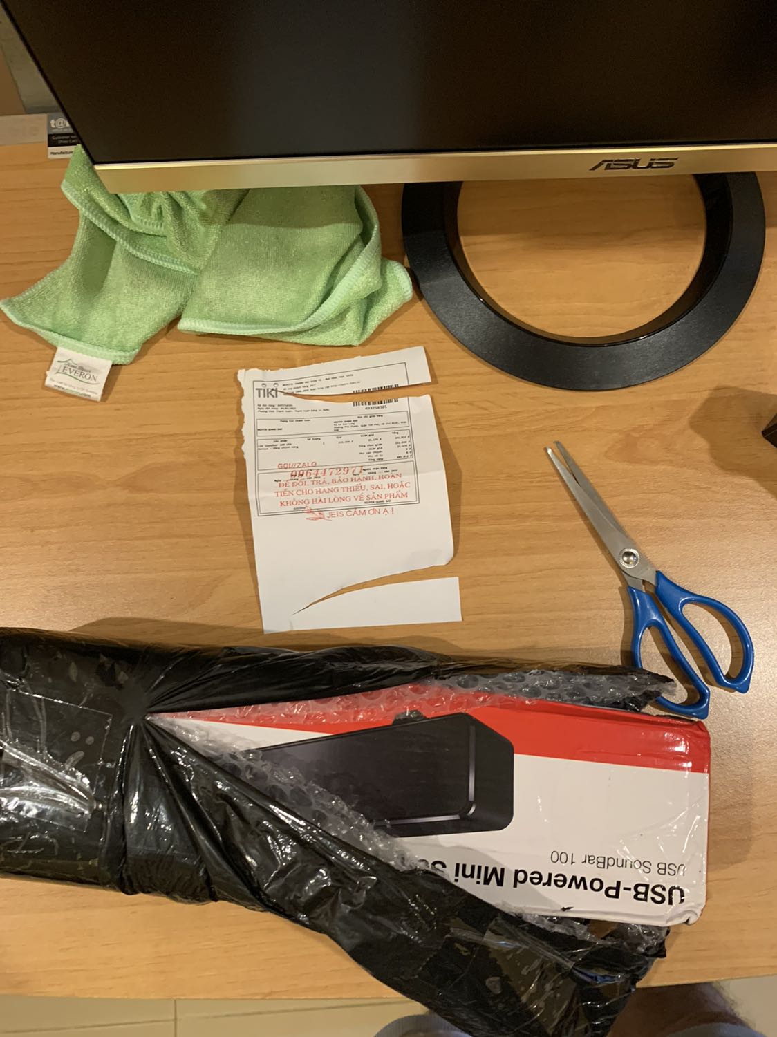 Dear Tiki customer service team,

Phản ánh chất lượng dịch vụ và sản phẩm của đơn hàng này:
Loa ko nghe được, dù đã thử cắm vào máy tính bàn và ipad có cổng kết nối jack 3.5mm, 

Vỏ hộp đóng gói là vỏ hộp cũ, móp mép đã tháo ra đóng lại nhiều lần, và không đi kèm (mất luôn) tờ giấy hướng dẫn sử dụng sản phẩm so với một hộp đầy đủ tiêu chuẩn thông thường (có clip trên YouTube), thiếu so với danh sách vật dụng bao gồm trong hộp được in trên vỏ hộp

Đánh giá uy tín shop bán sản phẩm này là kém, 
Team chăm sóc khách hàng vui lòng làm việc lại với nhà bán KoyShop về trường hợp đơn của mình, và hỗ trợ đổi sản phẩm mới không bị lỗi sớm nhất có thể!

Mong nhận được hồi âm từ Tiki sớm, cảm ơn các bạn!