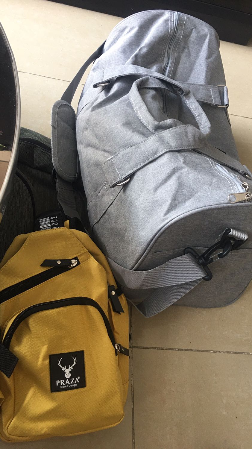 Mình mua cả combo túi đeo ngực và túi xách.Thiết kế đơn giản,tiện dụng và chất liệu cũng khá tốt.Lần đầu tiên sử dụng tiki now giao hàng nhanh và chính xác.Cảm ơn tiki rất nhiều.