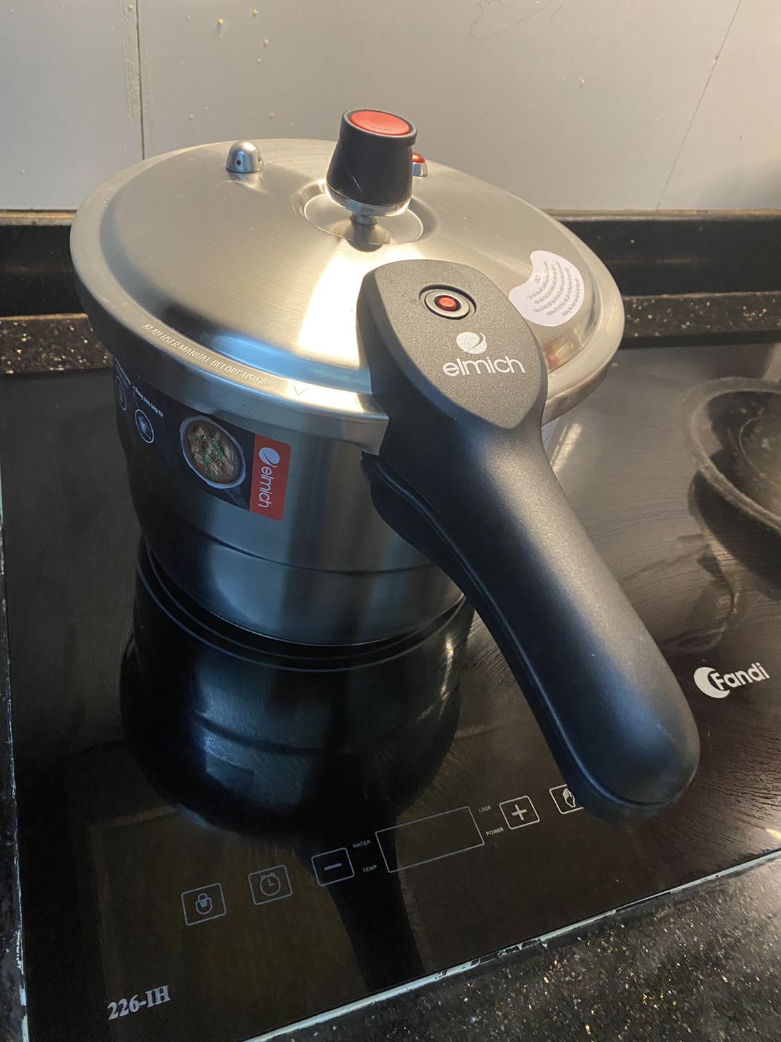 Nồi dày dặn, chắc chắn. Thương hiệu Elmich thì nổi tiếng rồi nên miễn bàn về chất lượng! Nhìn inox sáng, xịn xò.
Trước khi mua cũng có nghiên cứu size phù hợp, size 5.5l này thật ra so với gia đình ít người thì cũng hơi rộng (tầm 4l hợp hơn), nhưng nghĩ sâu xa thỉnh thoảng có hầm cả con gà thì chắc phải cỡ size này mới vừa được! Nồi áp suất nên cũng không nên để đầy quá, do vậy cứ mua cái rộng rãi chút! Hơi tốn diện tích để hơn xíu 😂