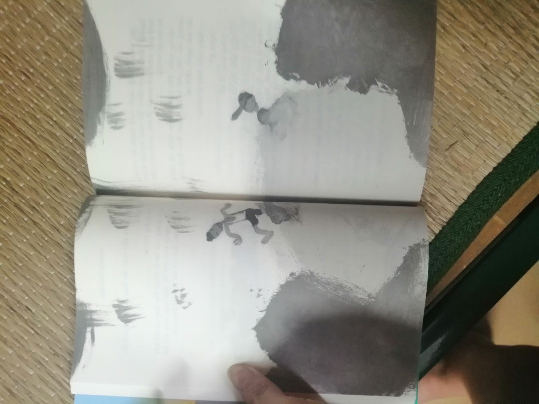 Mình thấy rất hài lòng với Tiki và Fahasha vì sách mới, do giảm giá của sách và giảm giá của bill tổng (do mua nhiều cuốn khác) nữa nên giá cả cũng rất chi là hợp lý , giao cũng nhanh (Tiki dự kiện thứ tư ngày 3/2 mà thứ sáu 29/1 đã giao tới) và nội dung thì ko cần phải bàn cãi, phù hợp với mọi lứa tuổi nhất là lứa teen và còn bonus thêm phần dư luận ở cuối sách để ta có vái nhìn khách quan và đa chiều hơn cho tác phẩm và nghe kể những câu chuyện thương tự Tin, và tranh trong sách cũng rất đẹp nhé