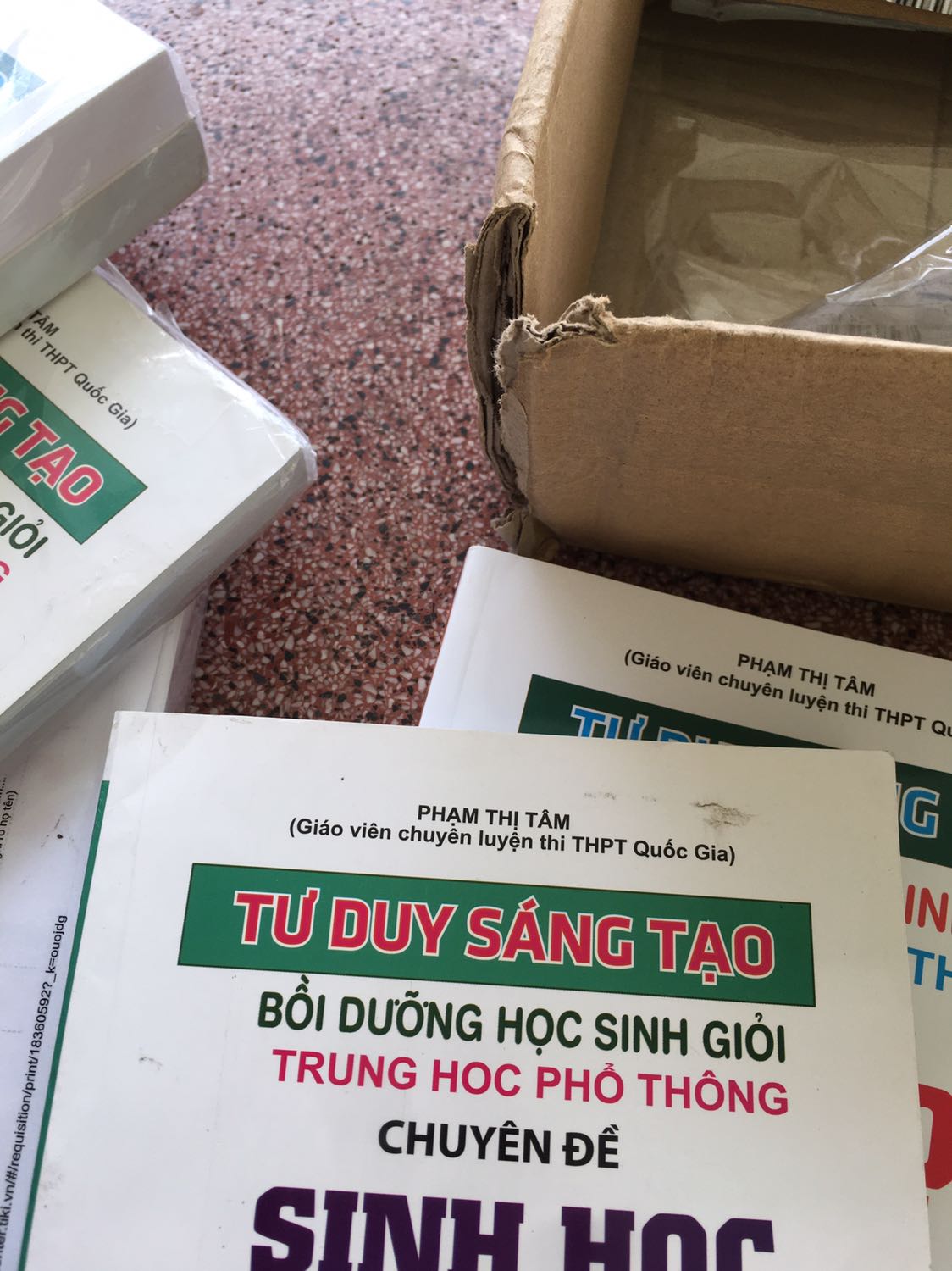 Sách đúng sl, mới, giao hàng rất nhanh.
Tiki đóng gói rất tệ, thậm chí rách cả thùng vận chuyển khiến nhiều cuốn sách bị tì vết nên trừ 1 sao.